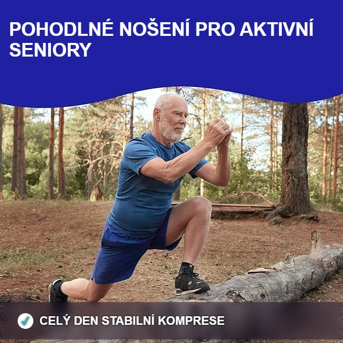 Starší muž venku s kompresní ponožkou na noze