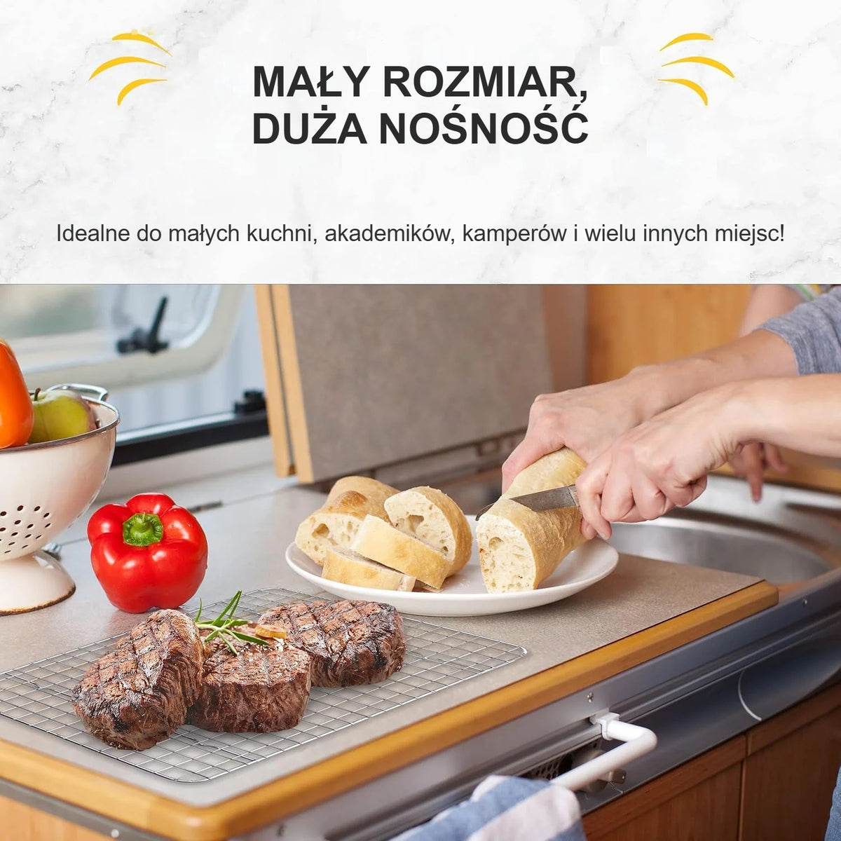 Mały nierdzewny ruszt ze stekiem na blacie kuchennym