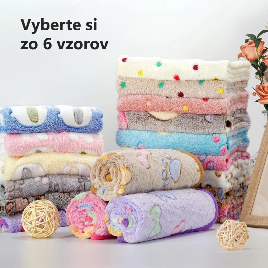 Vzorované deky pre psa na sebe v rôznych vzoroch