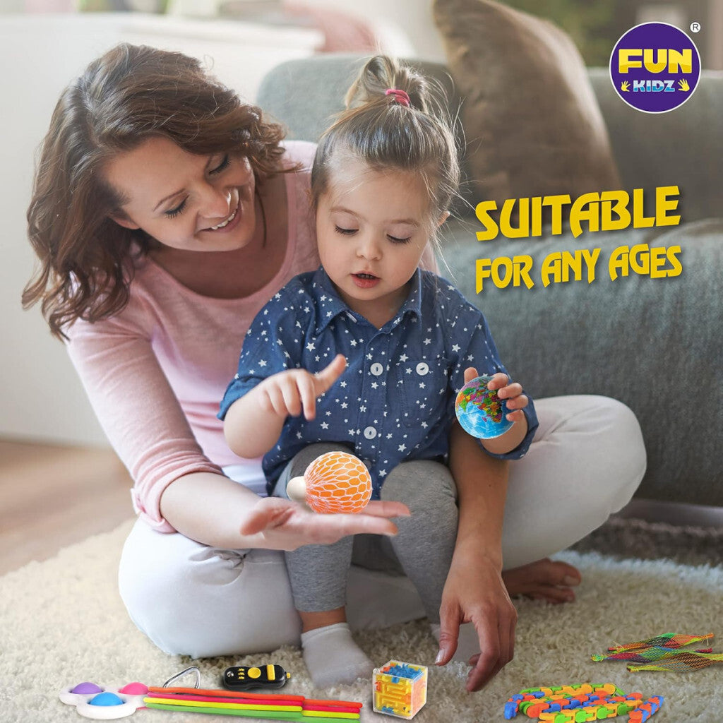 Mamă și fetiță stau pe covor, în fața lor jucării fidget și antistres colorate