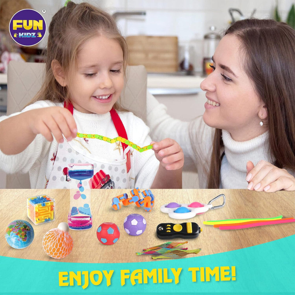 Fetiță și mama ei se joacă cu jucării fidget, în fața lor mingi, cub labirint și jucării extensibile