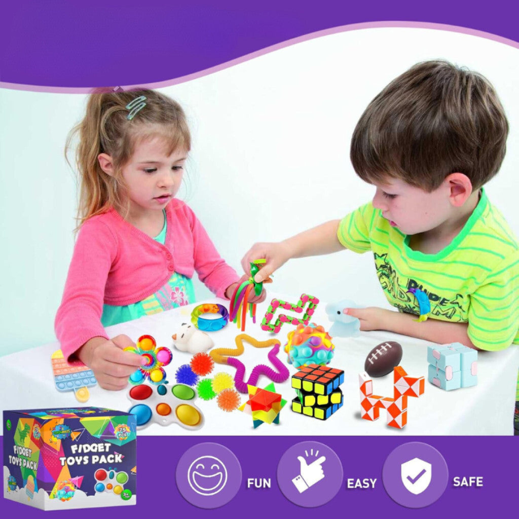 Fetiță și băiețel cu jucării fidget colorate la masă, lângă ei cutia unui pachet de jucării fidget