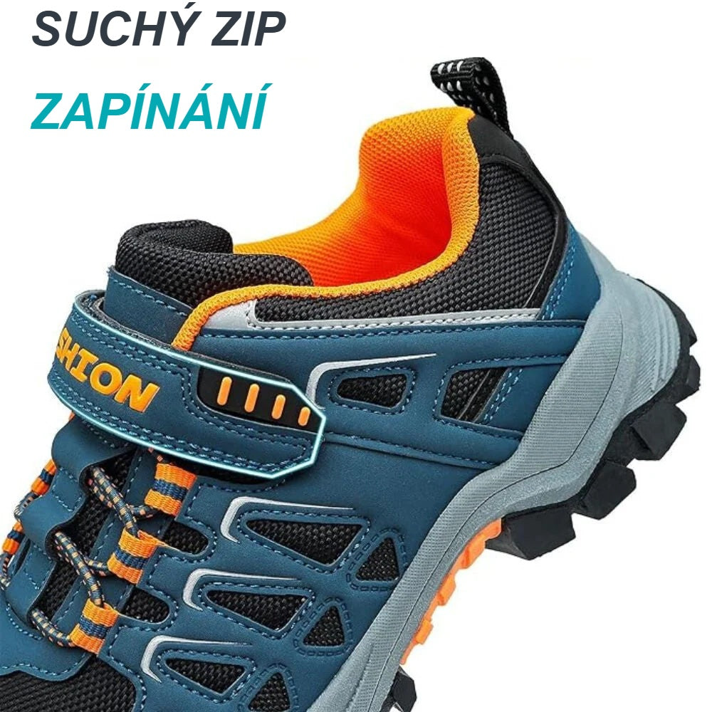 Pásek na suchý zip modro-oranžových dětských bot zblízka