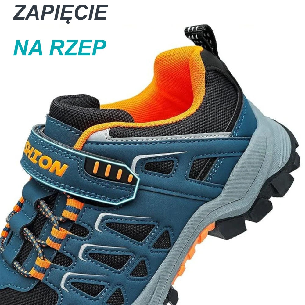 Pasek na rzep niebiesko-pomarańczowych butów sportowych dla dzieci z bliska