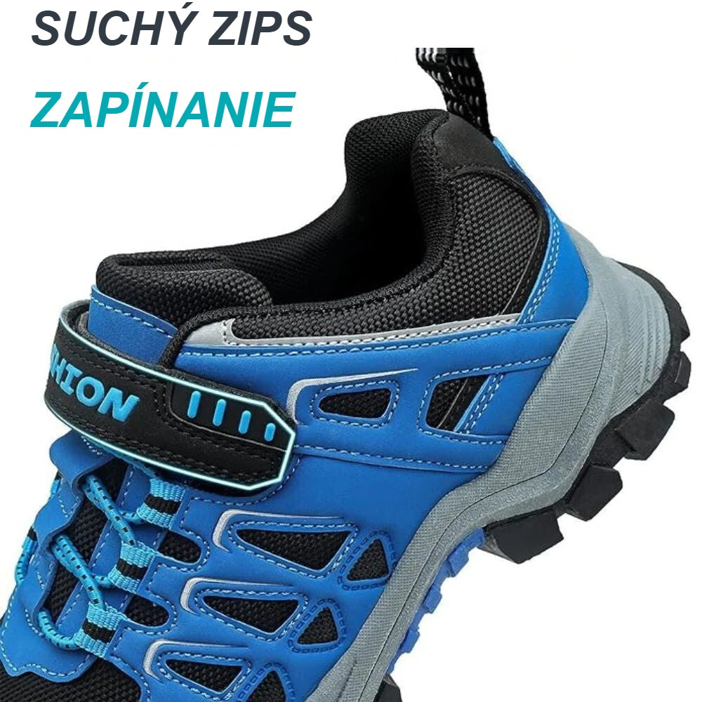 Remienok na suchý zips modrej detskej turistickej obuvi zblízka