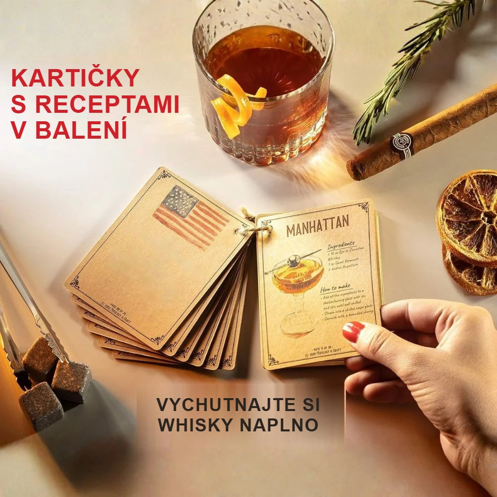 Kartičky s receptami na whisky koktaily zo súpravy, pohár s whisky