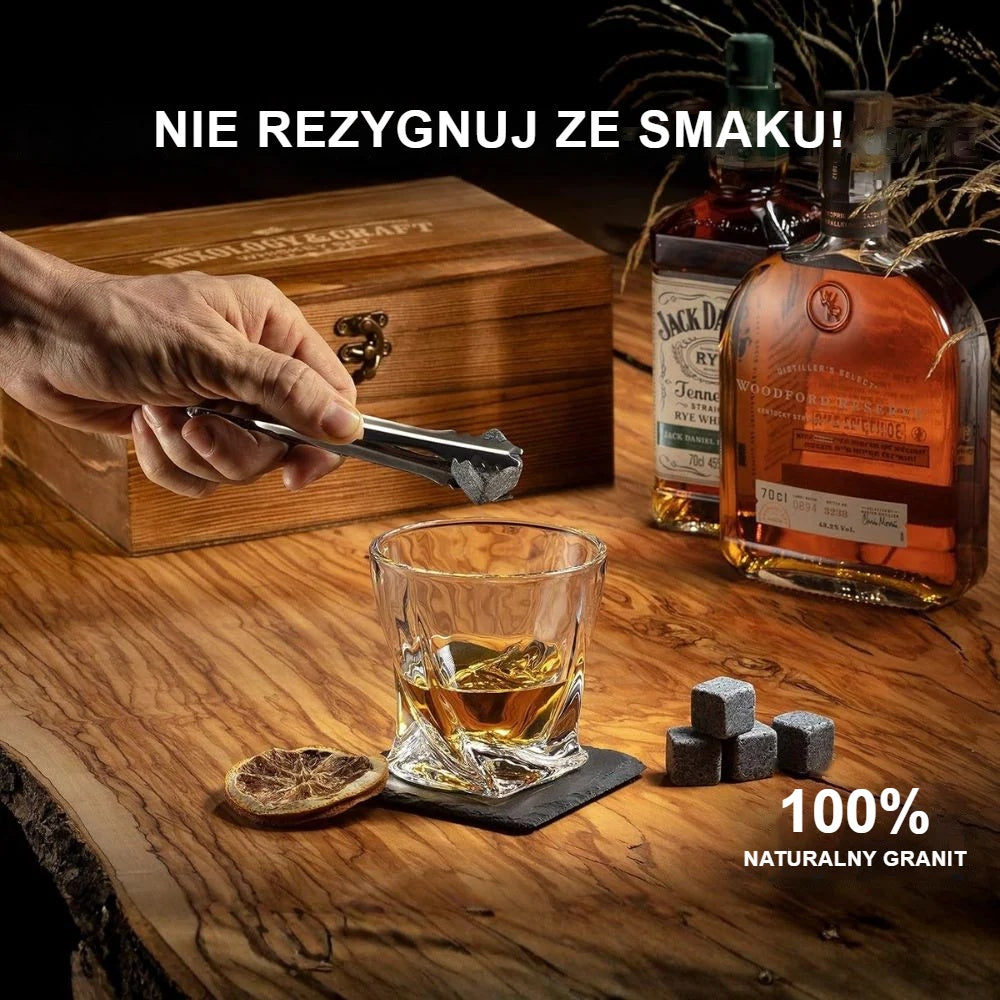 Wkładanie granitowego kamienia do szklanki szczypcami do lodu