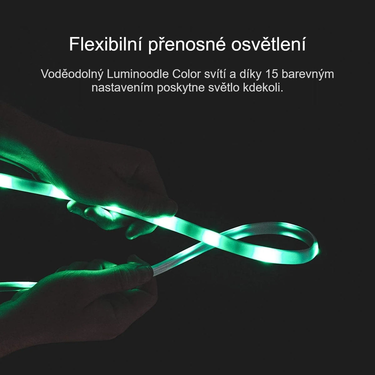 Zeleně svítící přenosný RGB LED pásek ve tmě