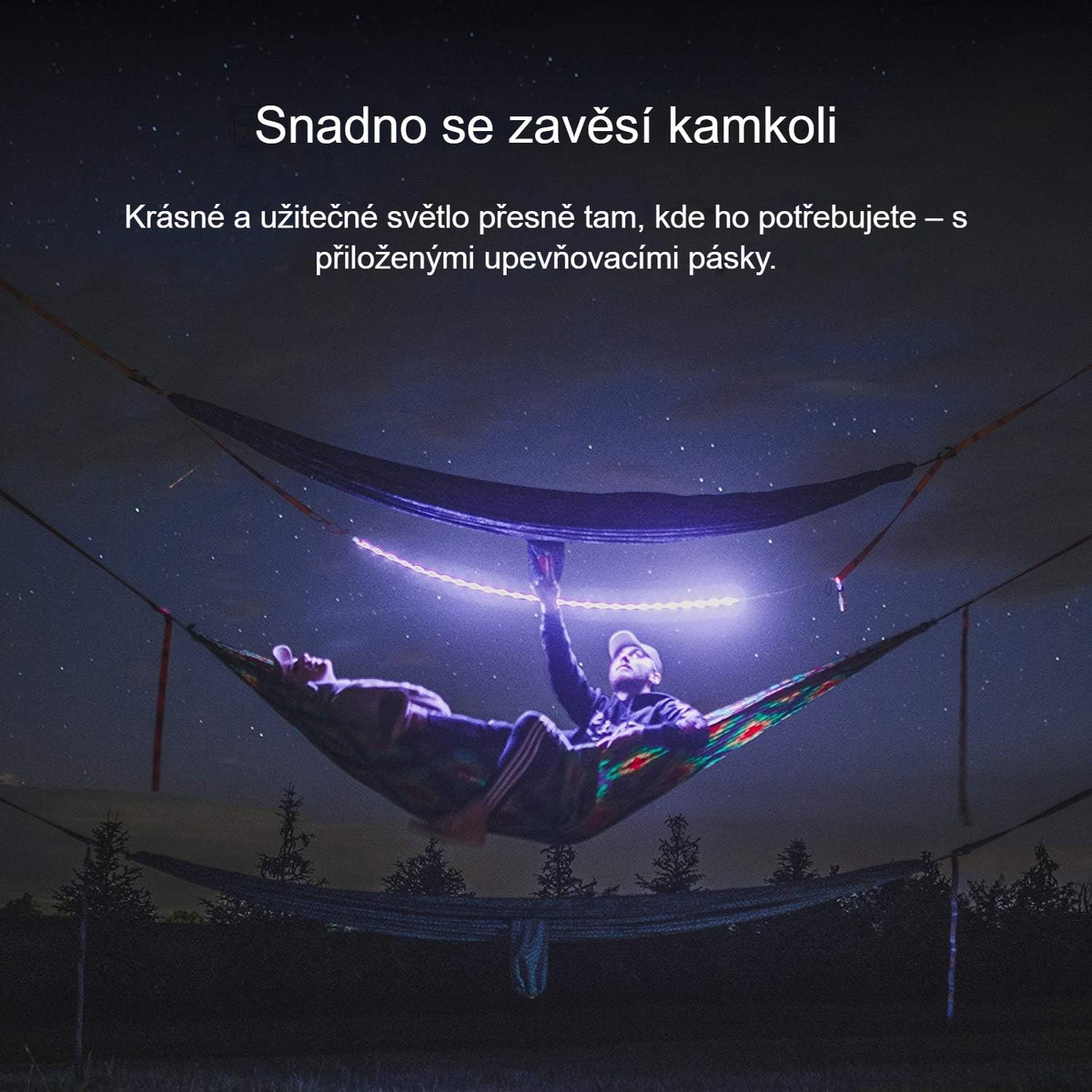 Fialově svítící LED pásek zavěšený v kempu