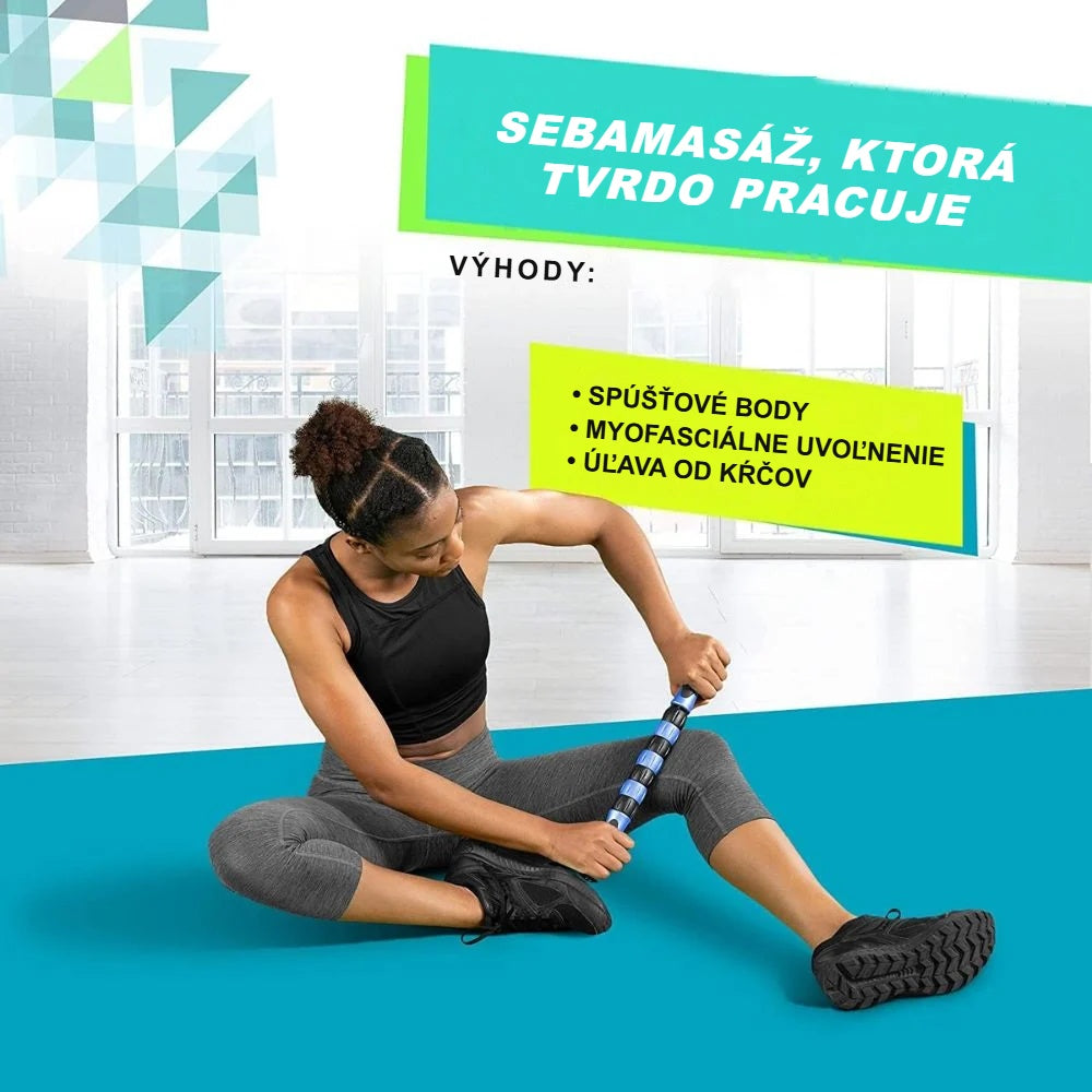 Žena si masíruje stehno masážnou tyčou na podložke na jogu