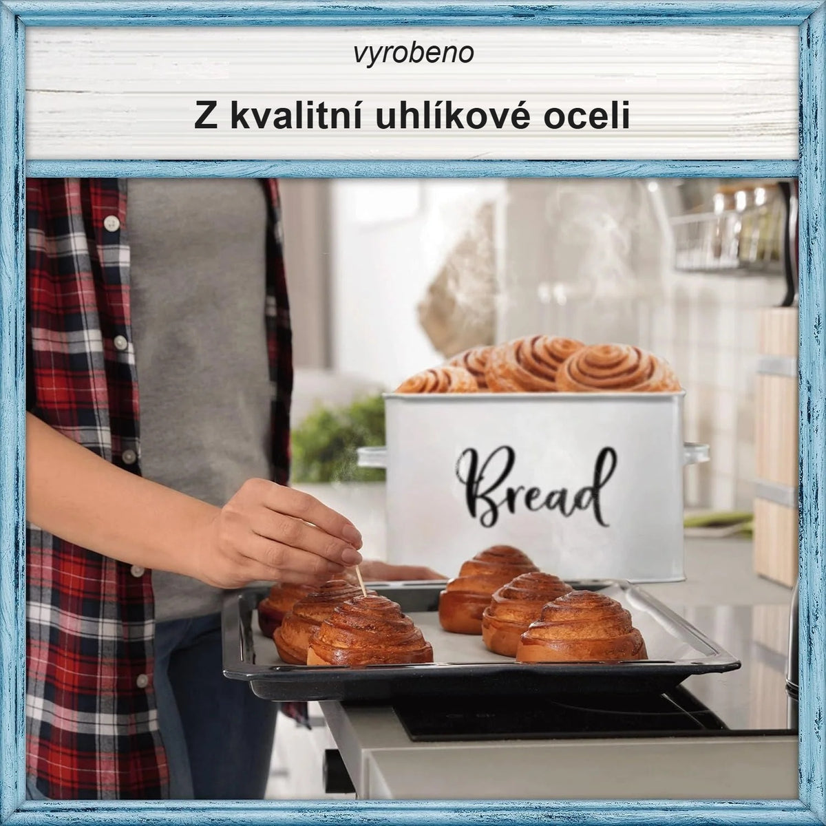 Chlebník v kuchyni, na plechu čerstvé pečivo