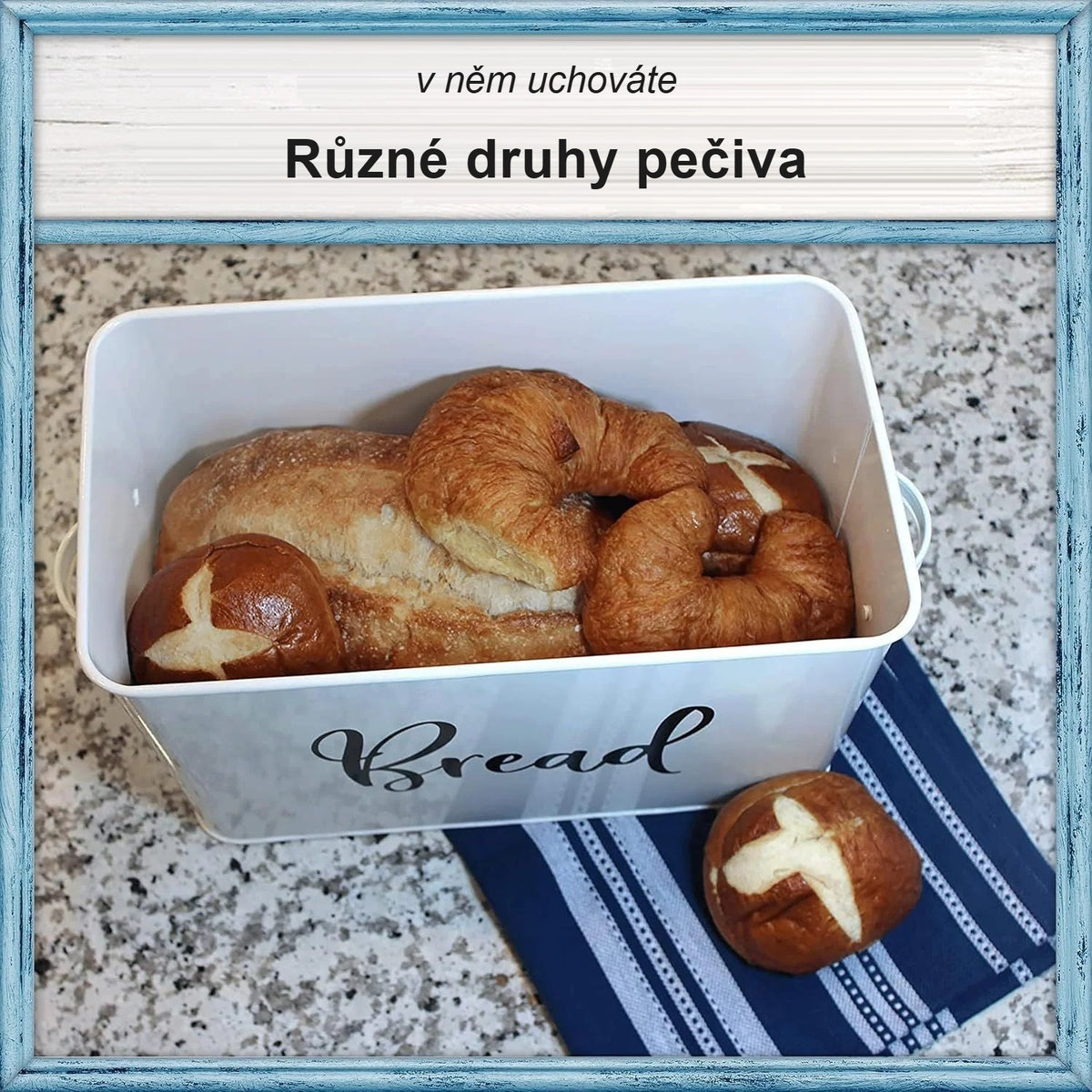 Otevřený chlebník plný chleba a pečiva