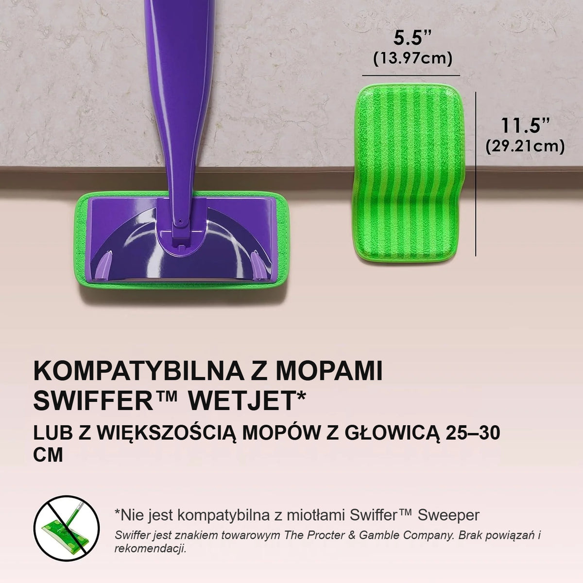 Nakładka na mopa z mikrofibry założona na fioletowy mop ze spryskiwaczem, z oznaczeniem wymiarów