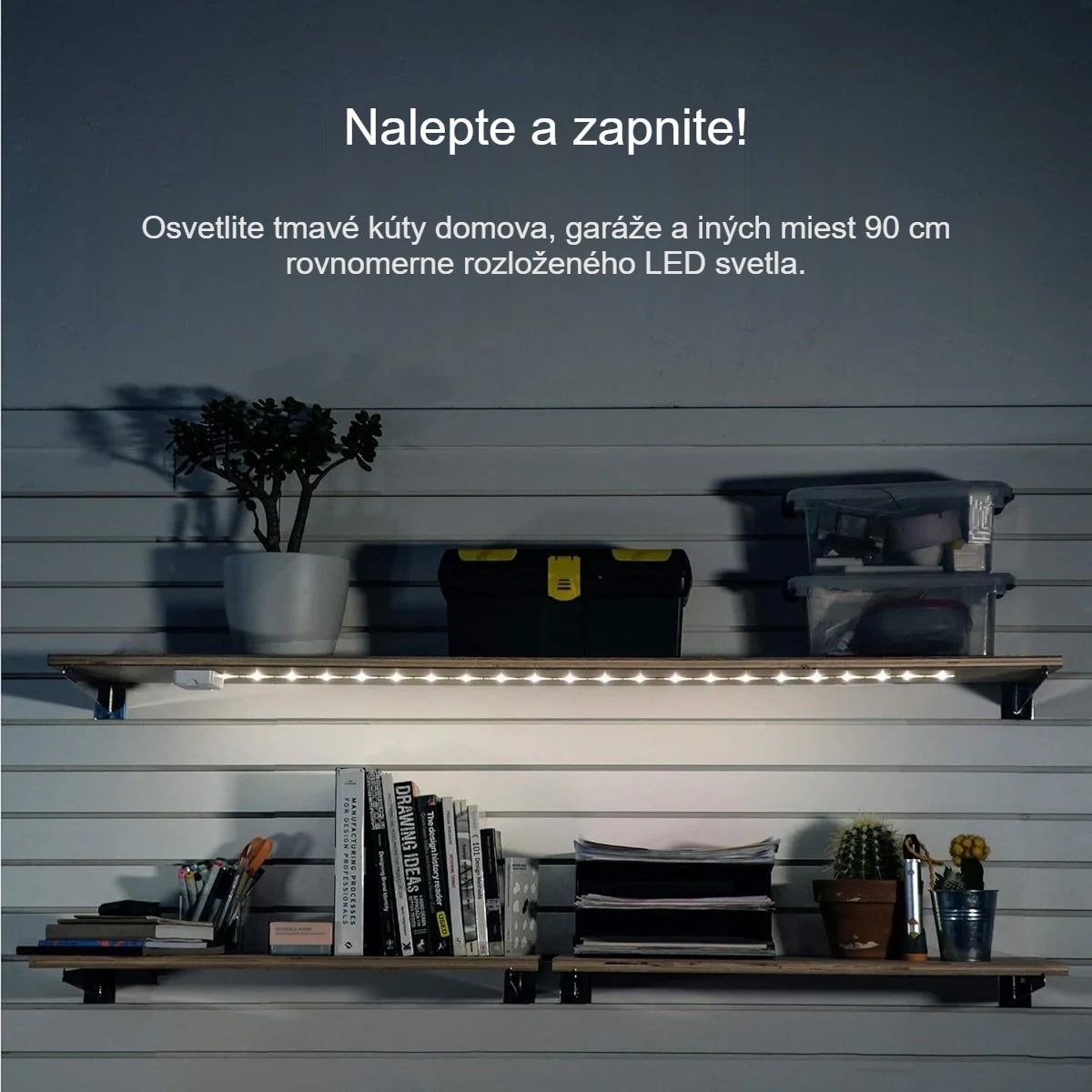 LED pásik na batérie pod policou s teplým bielym svetlom