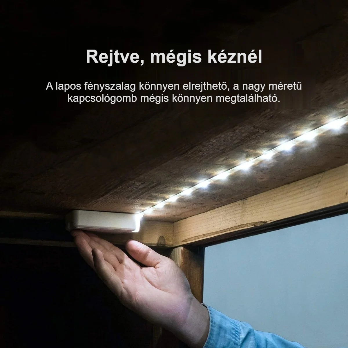 Kéz megnyomja a LED szalag nyomógombos kapcsolóját a polc alatt