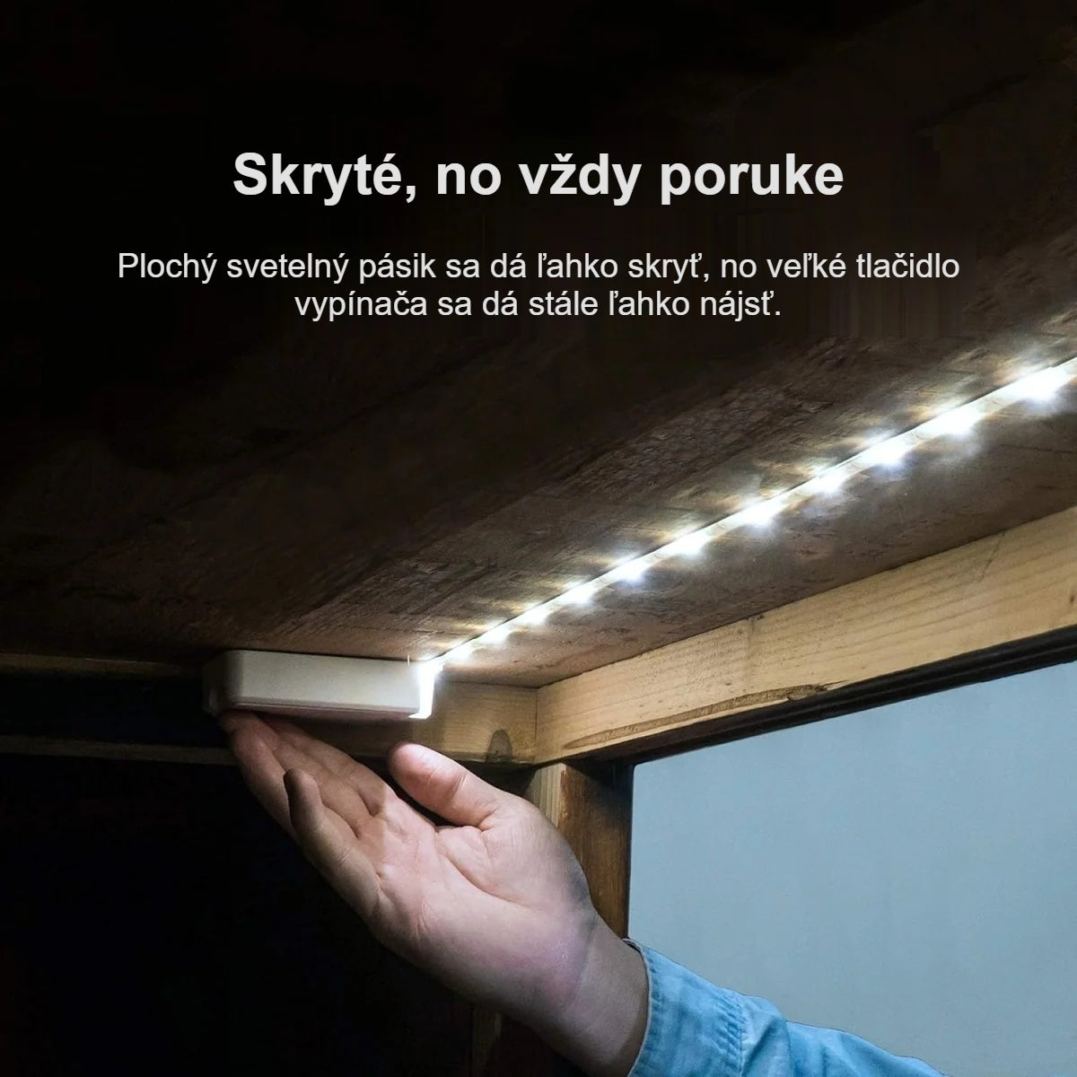 Ruka stláča tlačidlový vypínač LED pásika pod policou