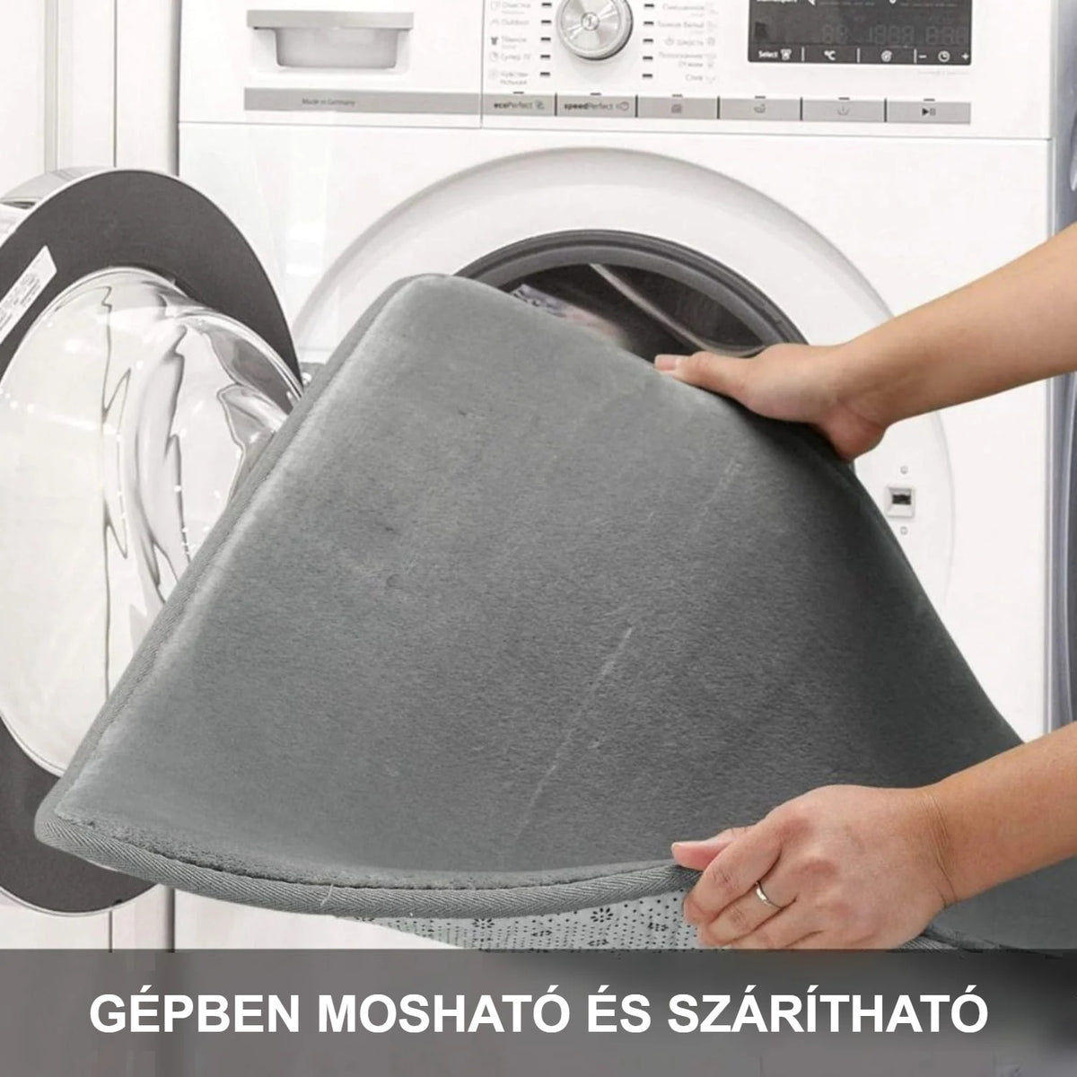 Szürke fürdőszobaszőnyeg mosógépbe helyezése