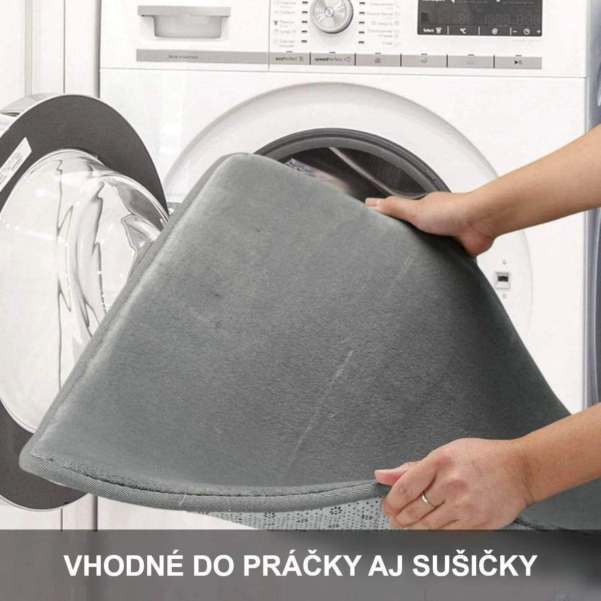 Vkladanie sivej kúpeľňovej predložky do práčky
