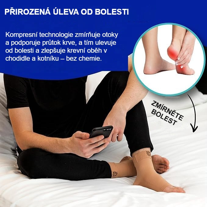 Sedící žena s kompresní ponožkou s otevřenou špičkou na noze