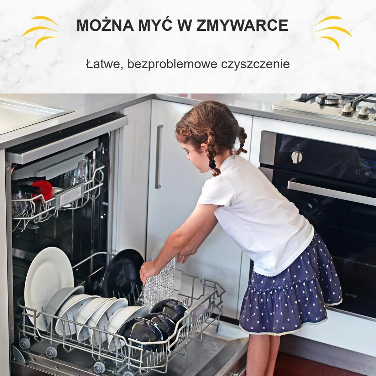 Dziewczynka wkłada nierdzewny ruszt do zmywarki
