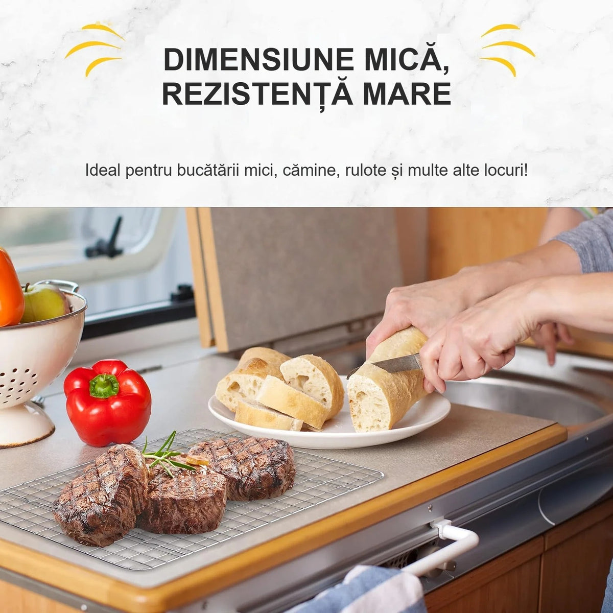 Grătar inox mic cu friptură, pe blatul din bucătărie