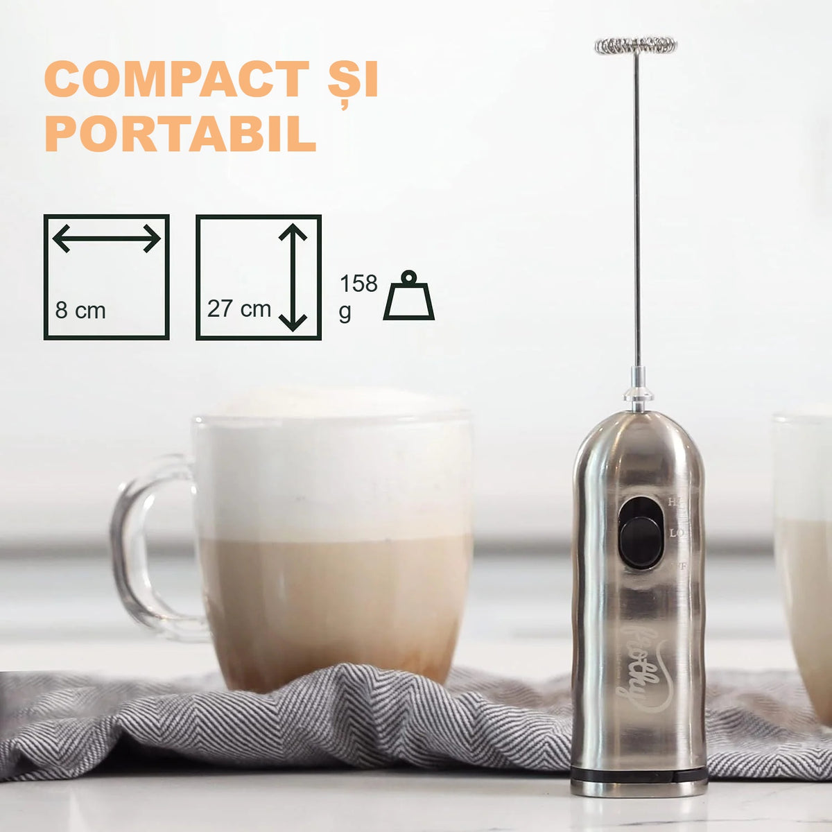 Dimensiunile spumatorului de lapte compact, lângă un pahar de latte