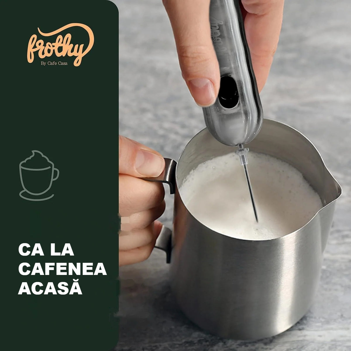 Spumarea laptelui cu spumatorul manual într-o carafă din oțel
