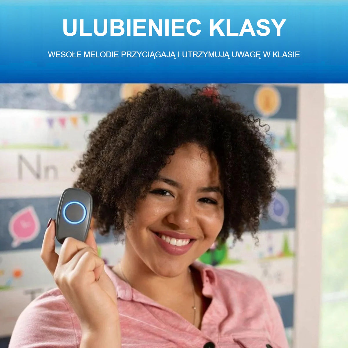 Nauczycielka w klasie z przyciskiem dzwonka