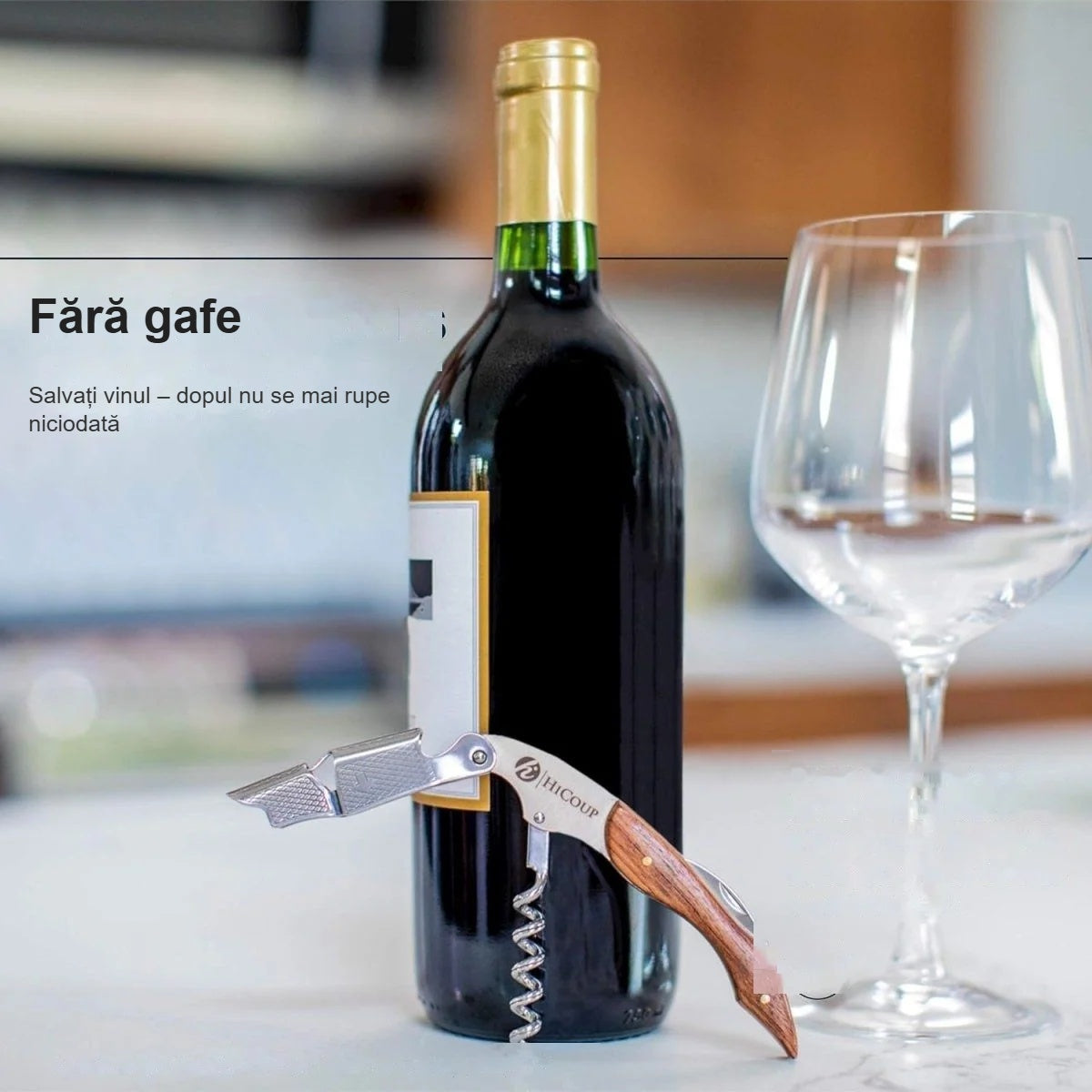 Sticlă și pahar de vin roșu, lângă tirbușonul de somelier