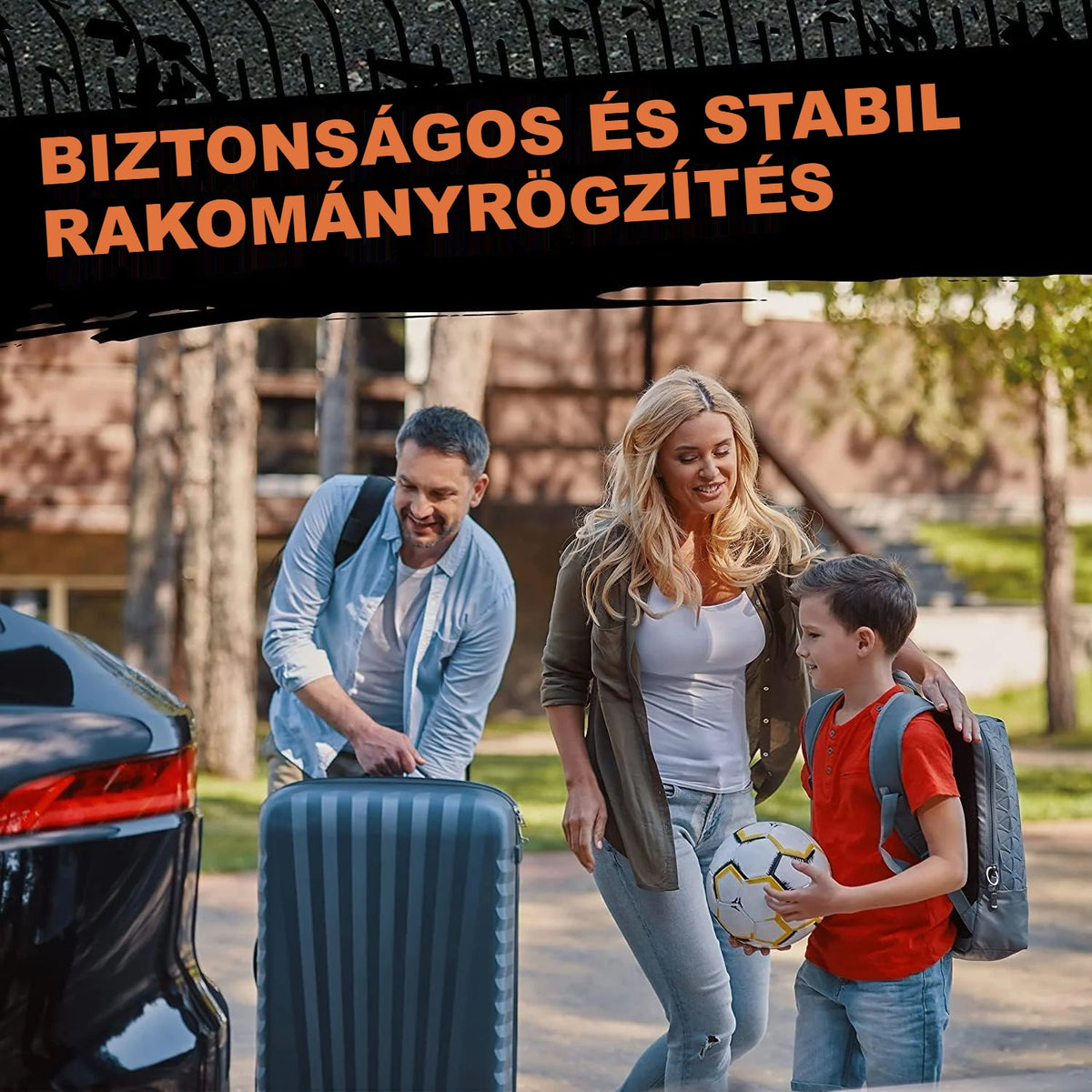 Család bőröndökkel a csomagtartó mellett