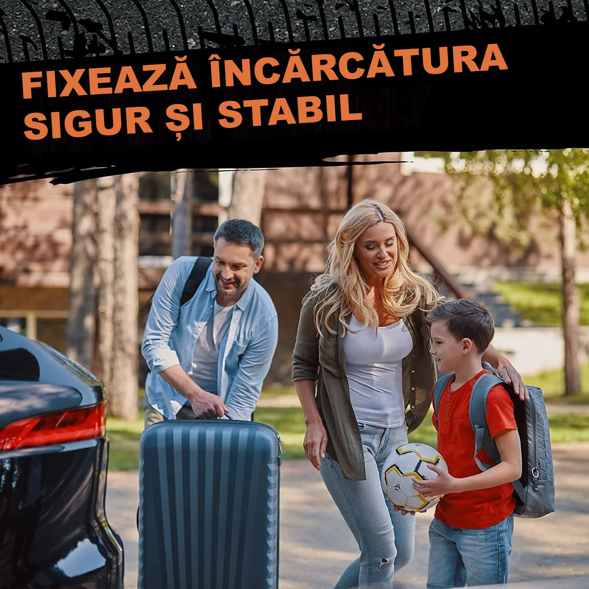 Familie cu valize lângă portbagajul mașinii