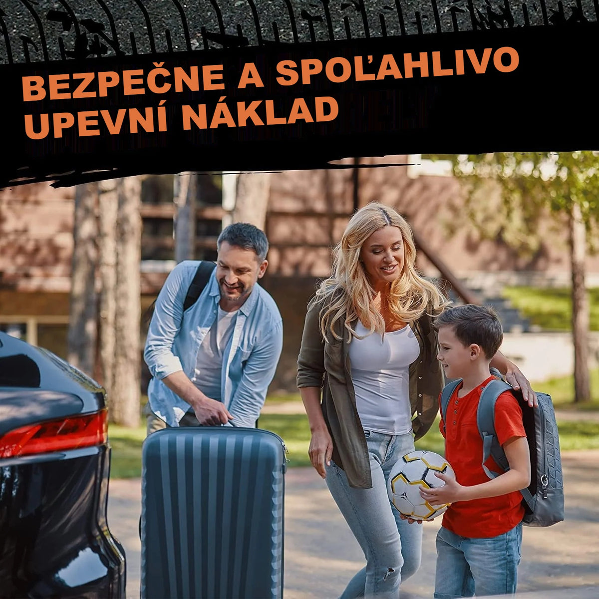 Rodina s kuframi pri kufri auta