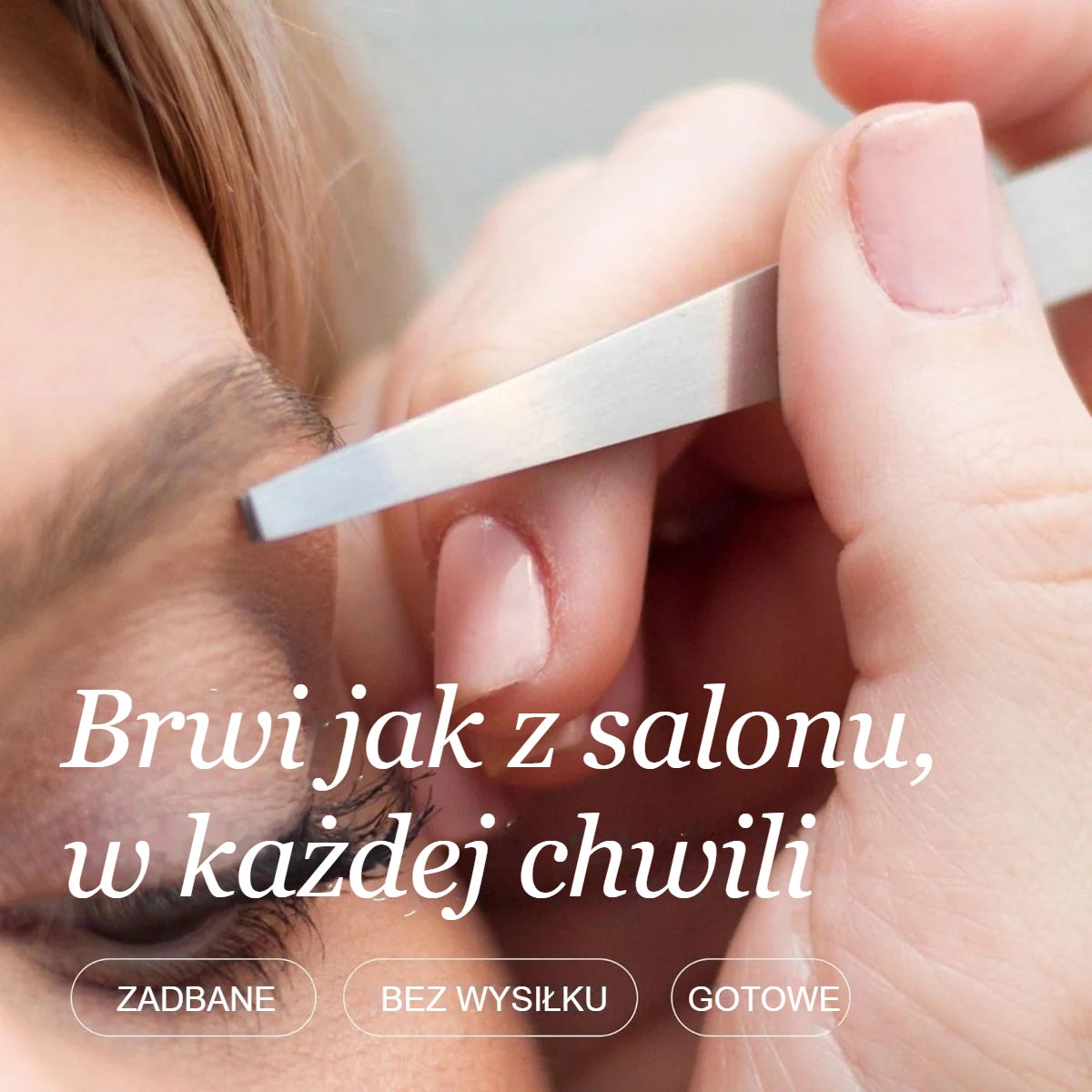 Pęseta do brwi ze skośną końcówką w użyciu, zbliżenie