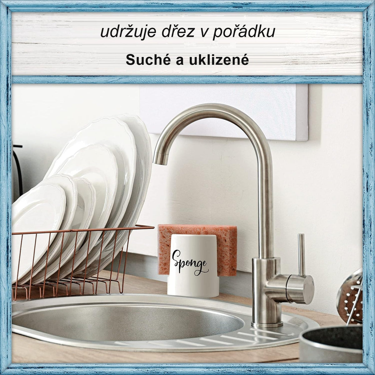 Držák na houbičku u dřezu v uklizené, suché kuchyni