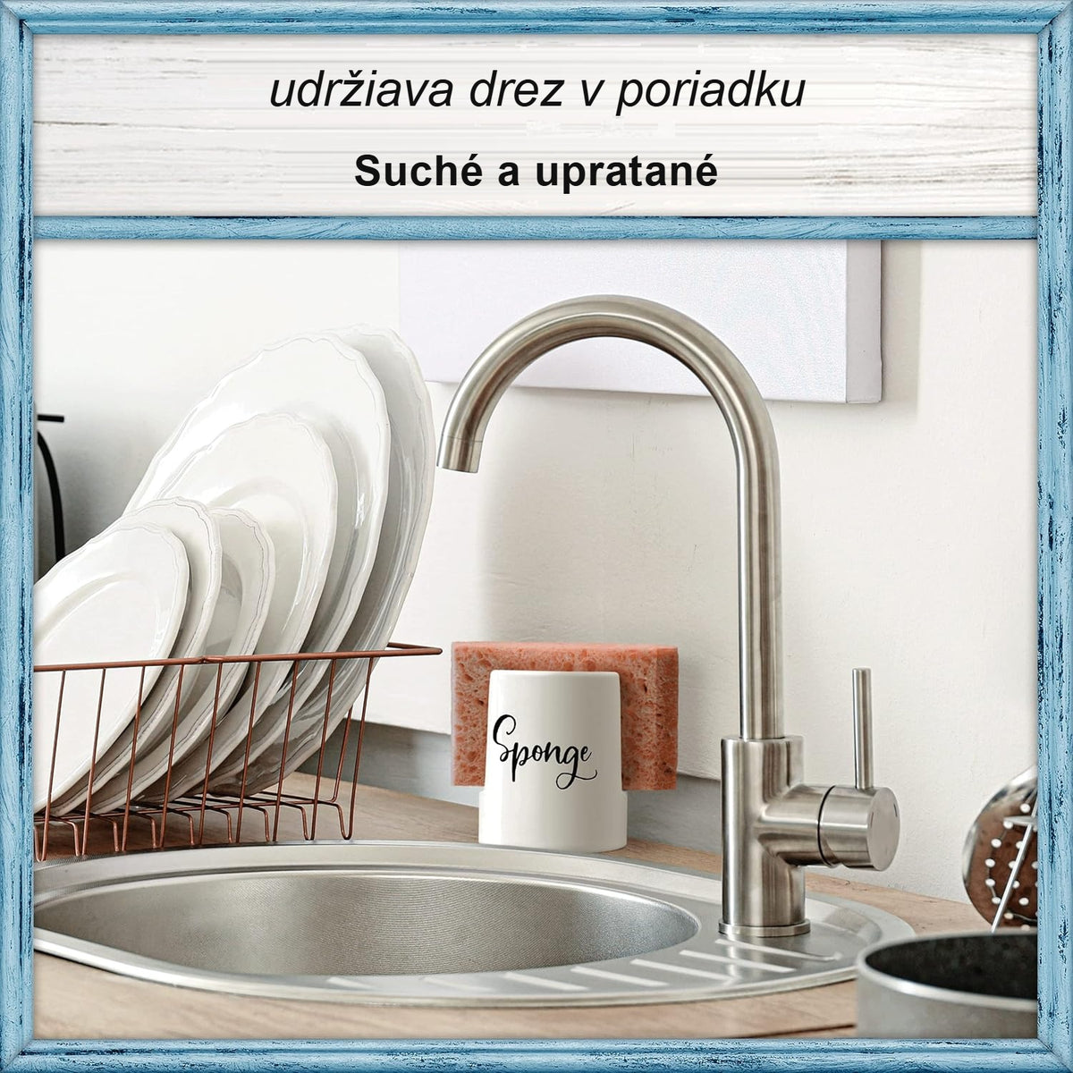 Držiak na špongiu pri dreze v upratanej, suchej kuchyni