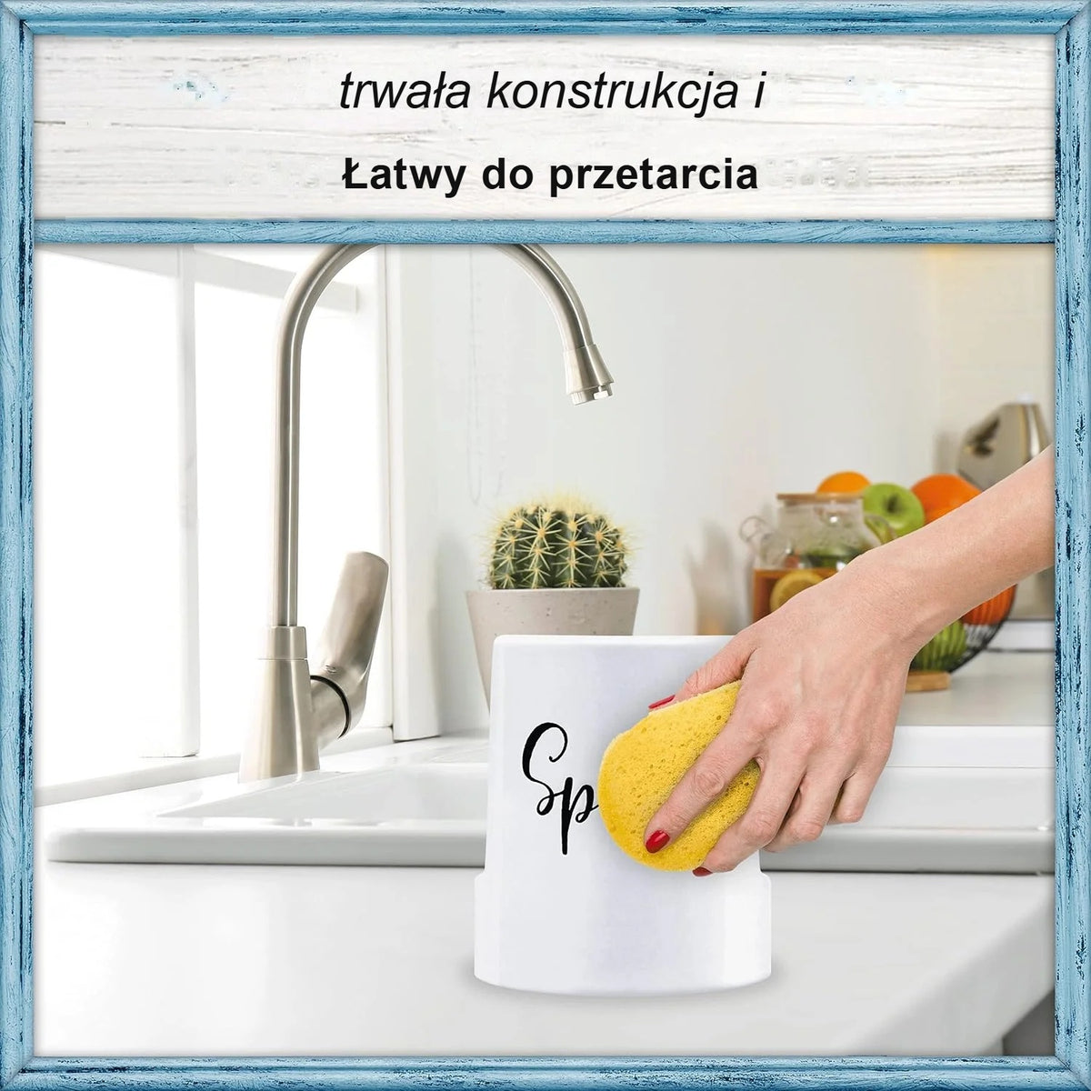 Przecieranie ceramicznego uchwytu na gąbkę gąbką