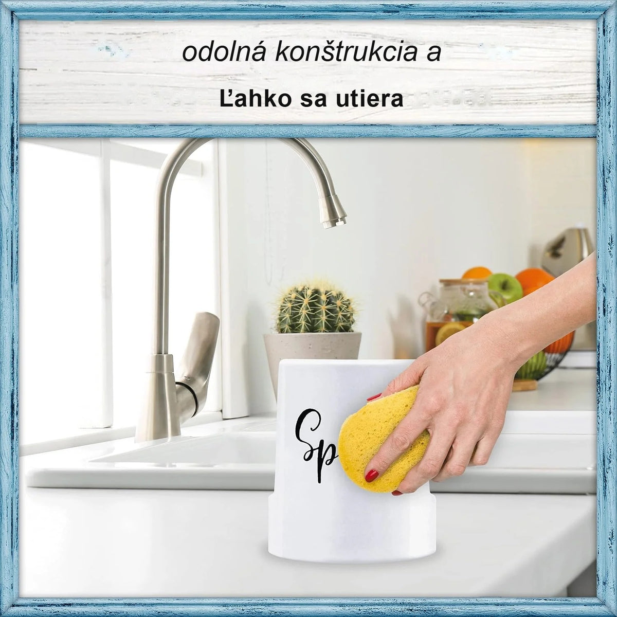 Utieranie keramického držiaka na špongiu špongiou