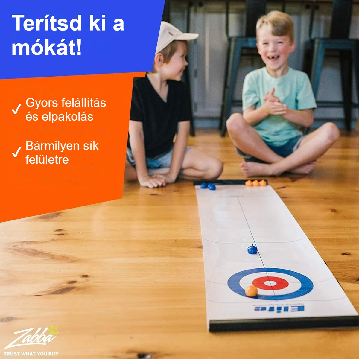 Gyerekek a padlóra terített curling pályánál