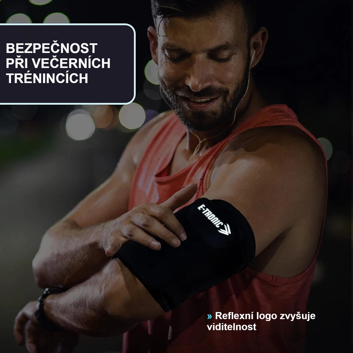 Muž při tréninku s pouzdrem na mobil na ruku s reflexním logem