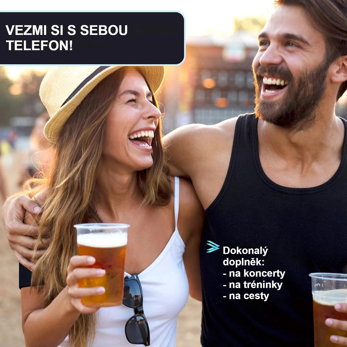 Pár na festivalu, muž má na paži pouzdro na mobil