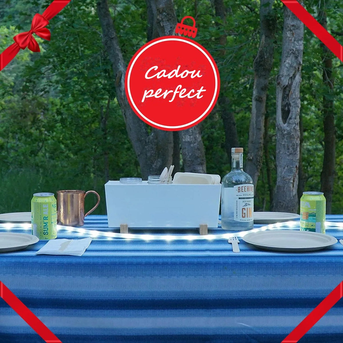 Masă de camping luminată cu bandă LED, printre copaci