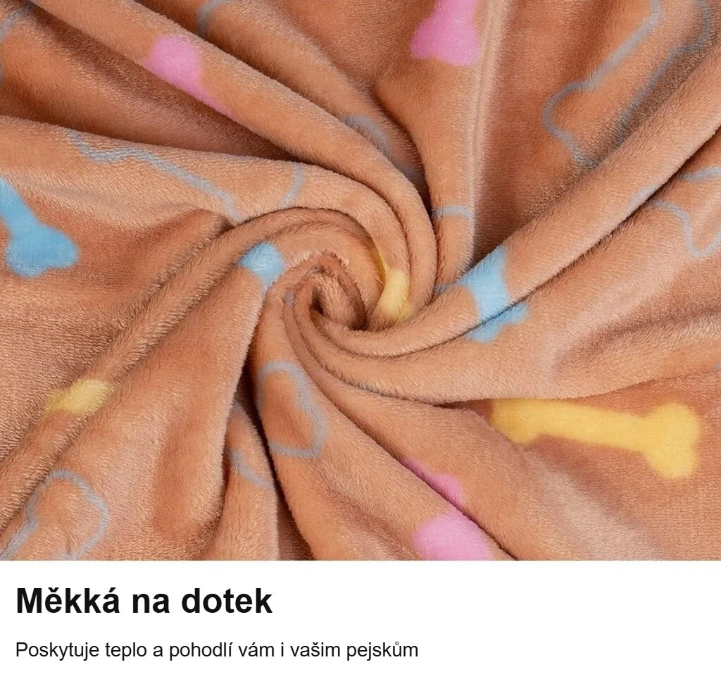 Měkká hnědá fleecová deka pro psa, detail materiálu