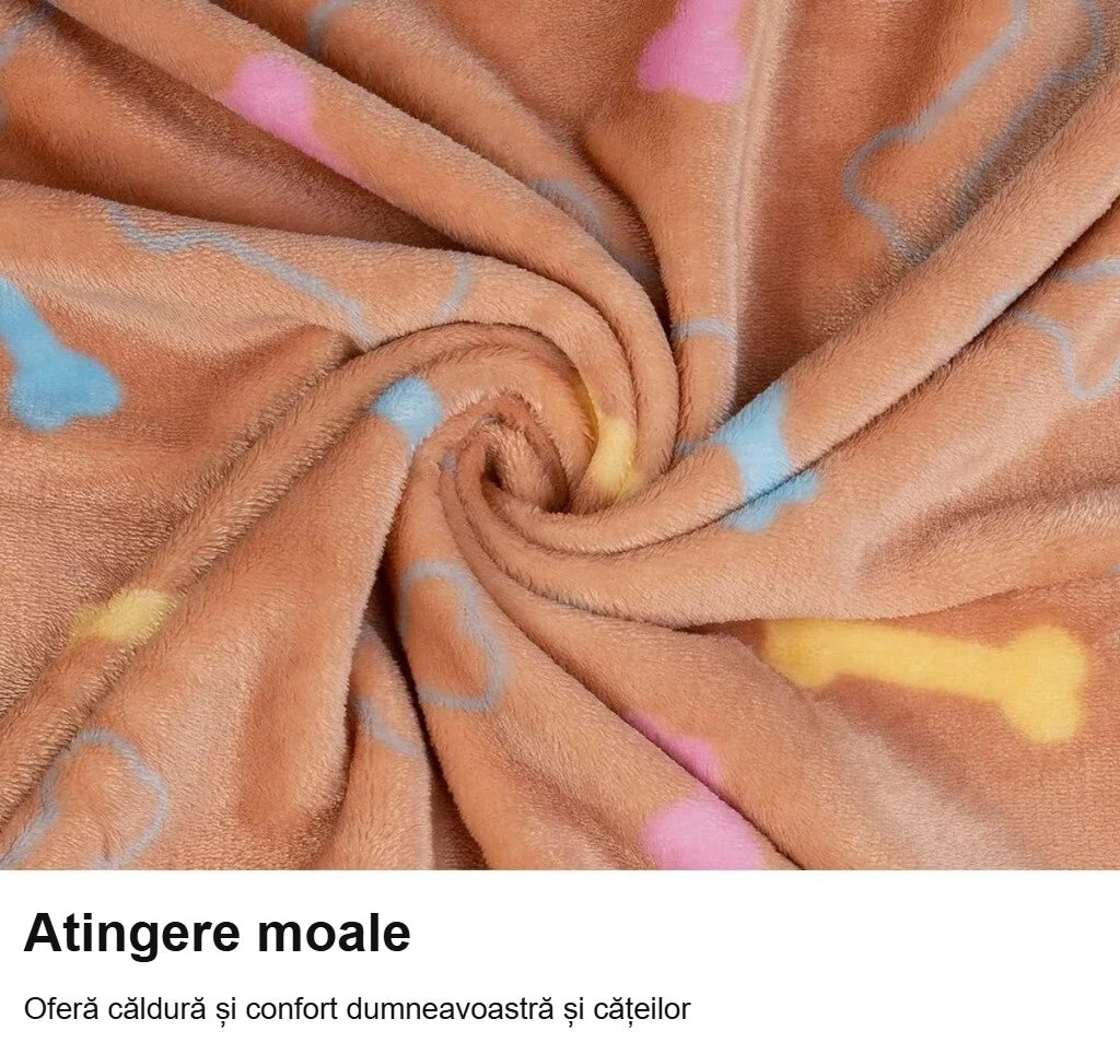 Pătură din polar maro pentru câini, material moale în prim-plan