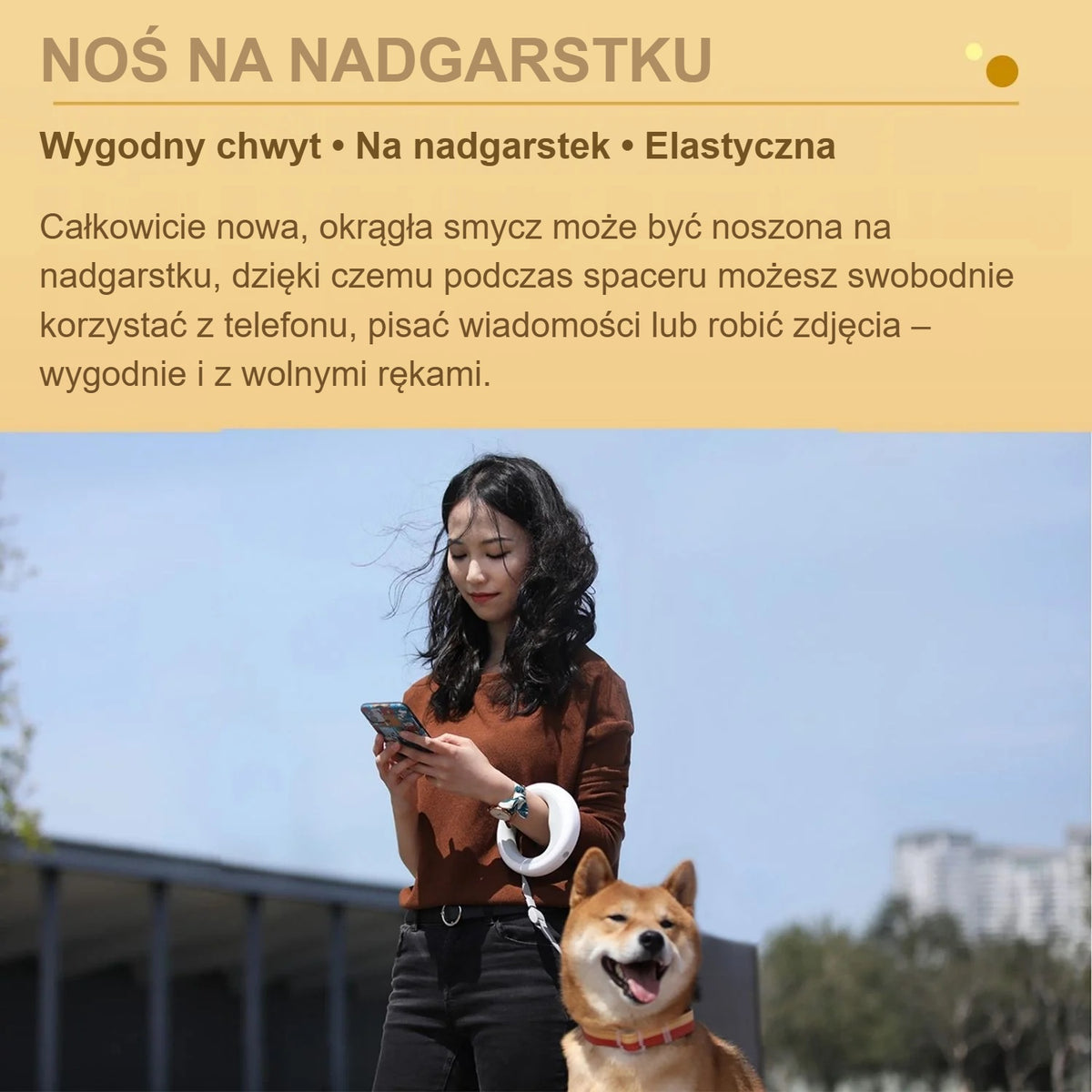 Kobieta na spacerze z psem, smycz na nadgarstku, w dłoni telefon