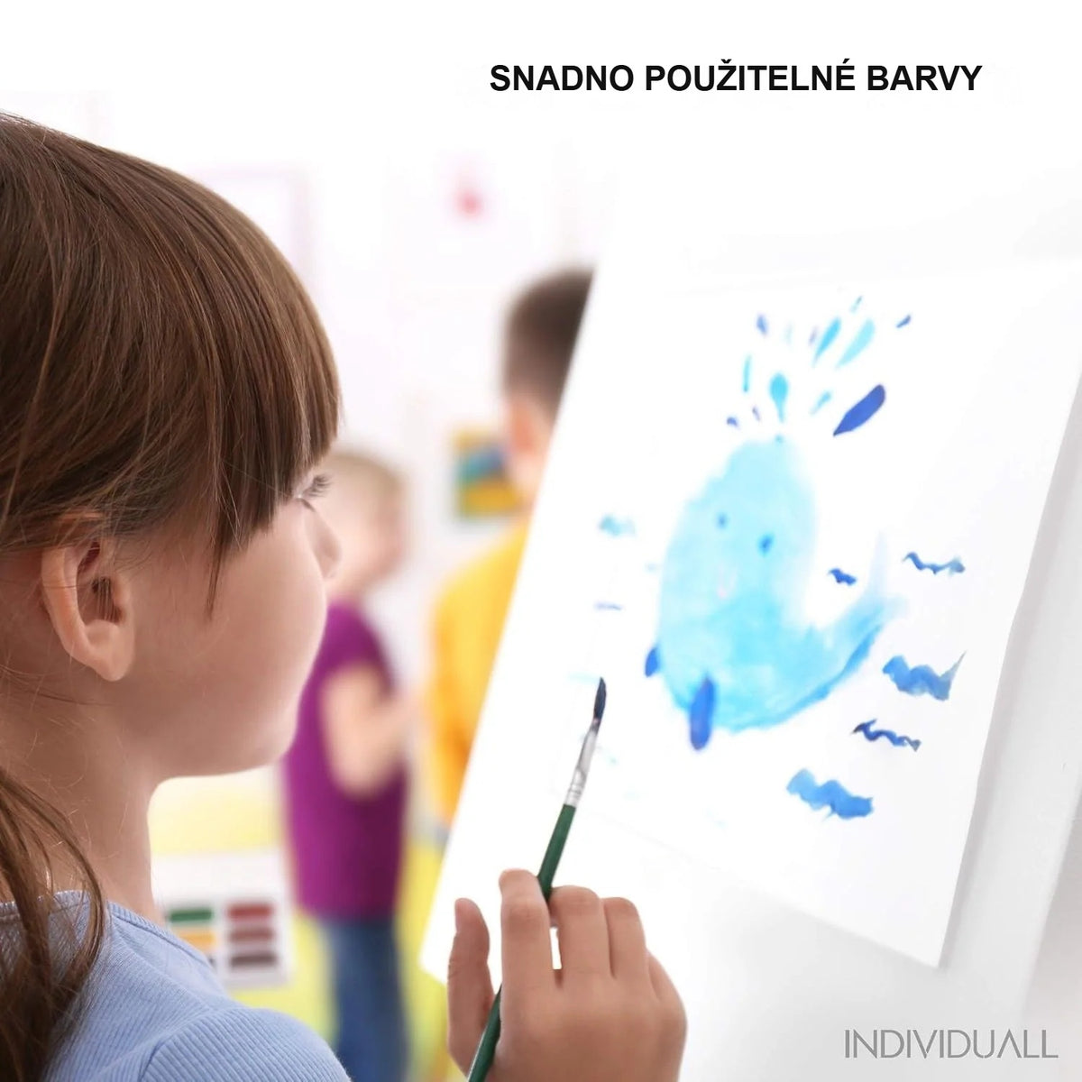 Holčička maluje akrylovými barvami u malířského stojanu
