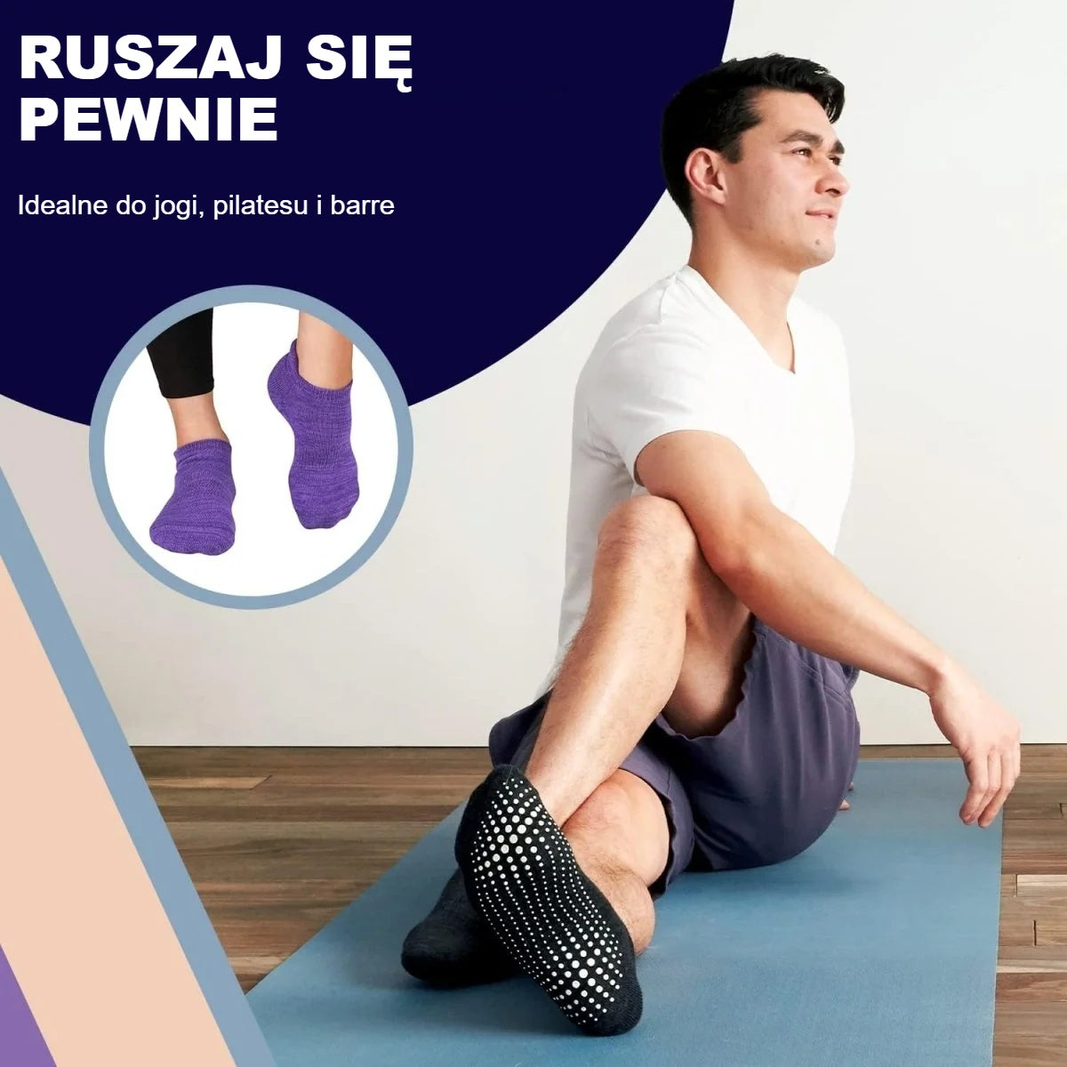 Mężczyzna ćwiczy jogę w fioletowych skarpetkach antypoślizgowych