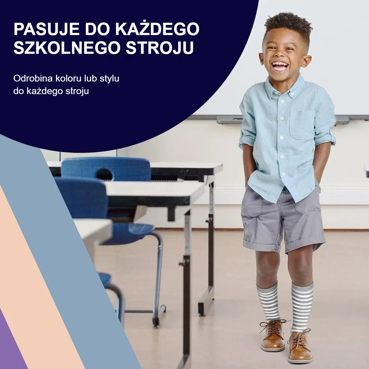 Chłopiec w podkolanówkach w paski do szkolnego stroju