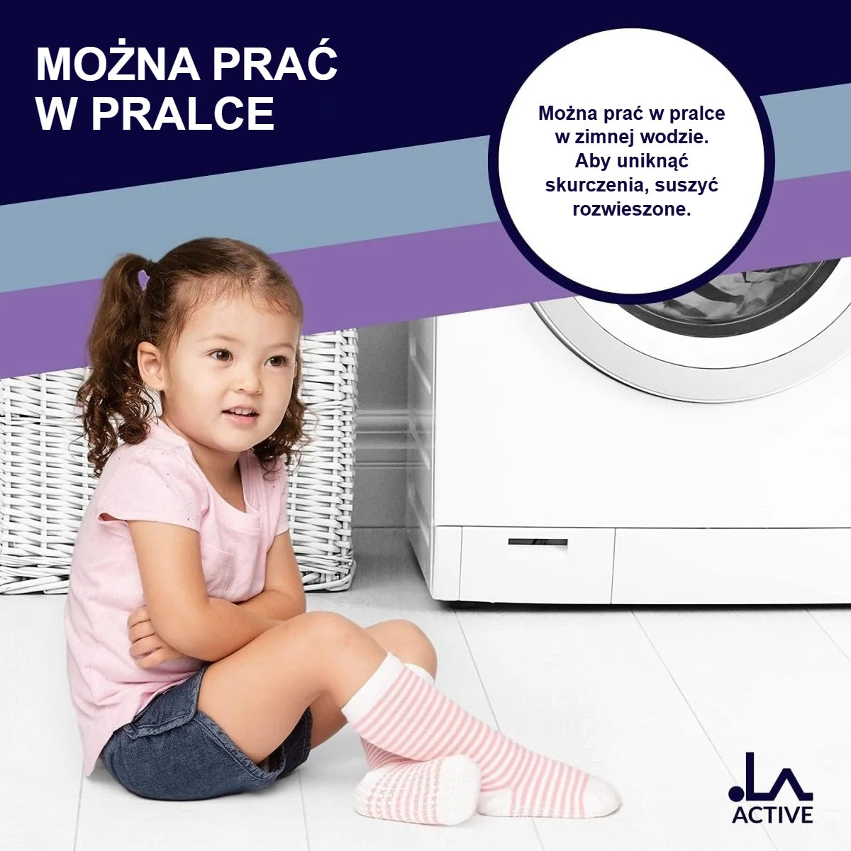 Dziewczynka w różowych podkolanówkach przed pralką – skarpetki do prania w pralce