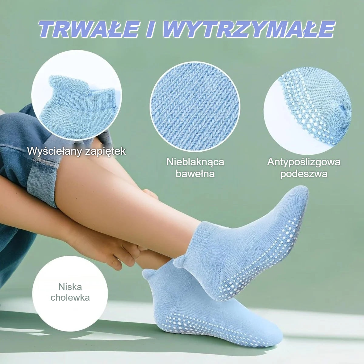 Niebieskie skarpetki antypoślizgowe na nóżce dziecka, z wyściełanym zapiętkiem i niską cholewką