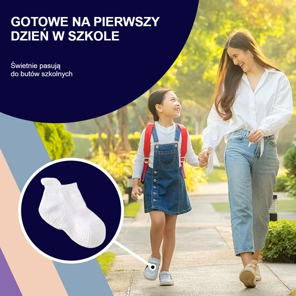 Białe skarpetki antypoślizgowe na dziewczynce idącej do szkoły z mamą
